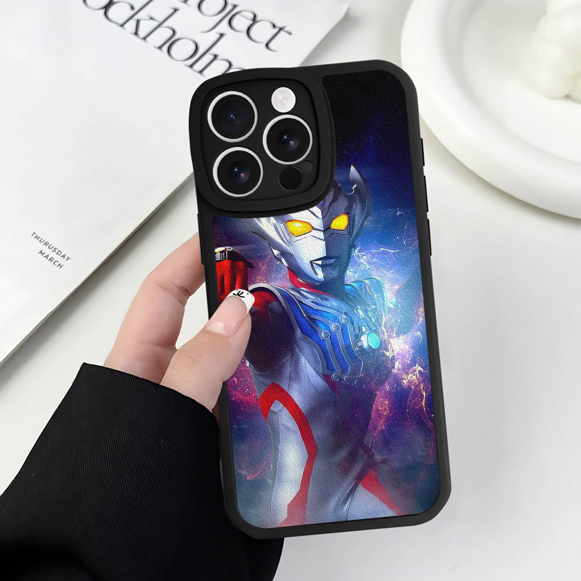 （画像用） ウルトラマン Ultraman 【iPhone 16シリーズ対応】シリコンスマホケース（レザー調） 材質：シリコン